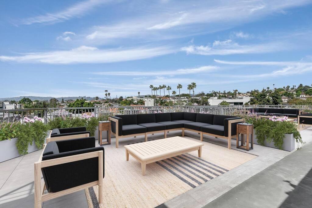 Corner 2 Bedroom 2 Bath - Balcony - Parking Apartment