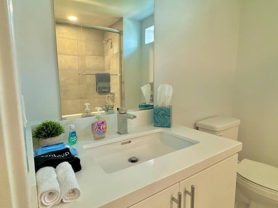 Apartment Corner 2 Bedroom 2 Bath - Balcony - Parking *
