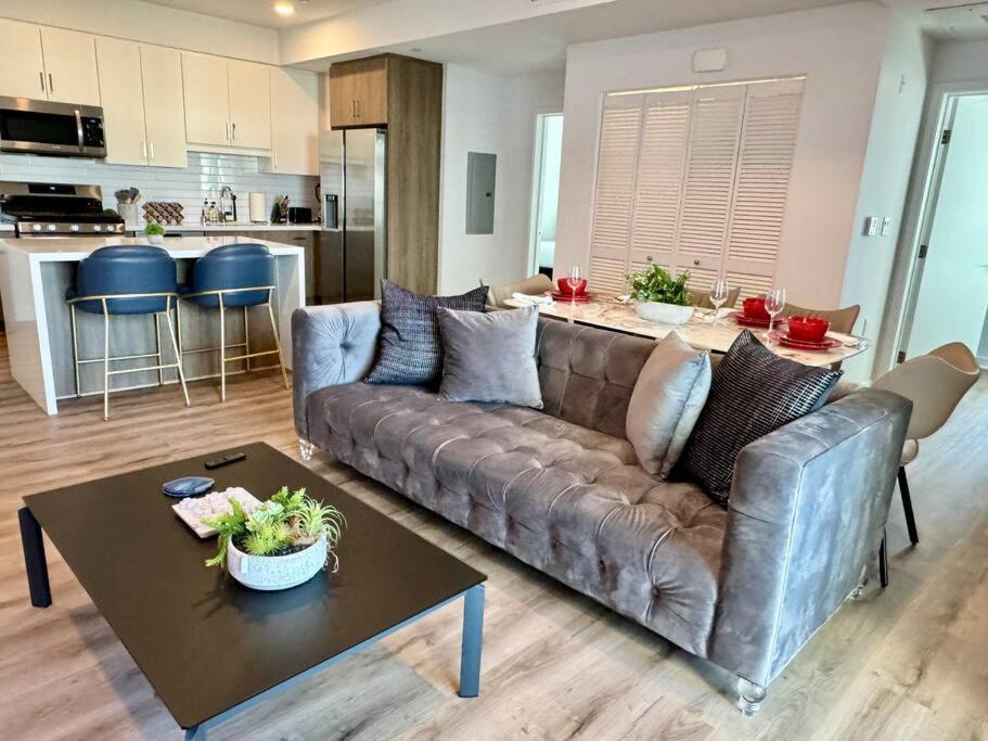 Corner 2 Bedroom 2 Bath - Balcony - Parking Los Angeles