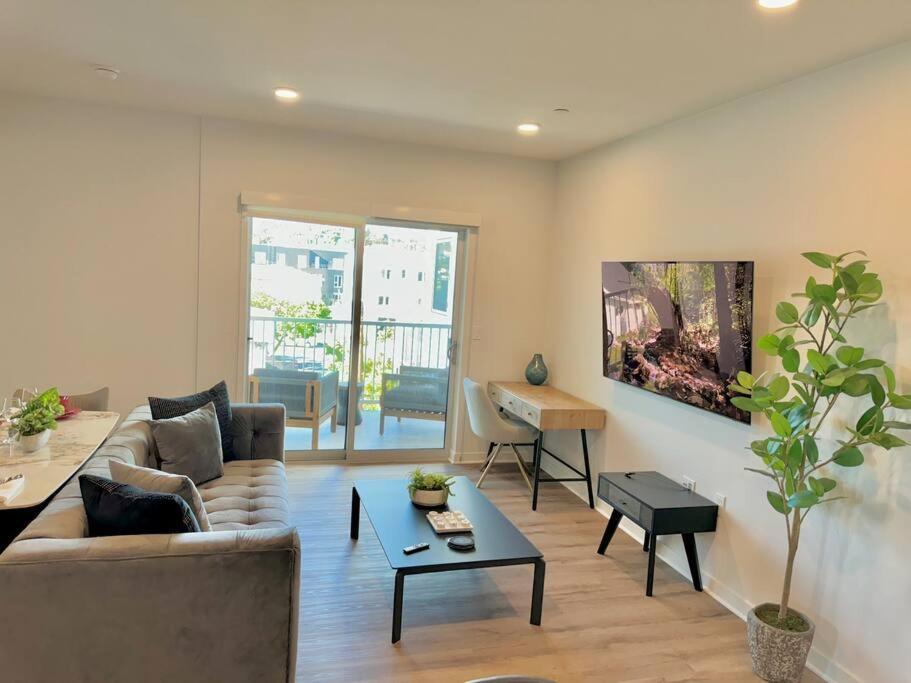 Corner 2 Bedroom 2 Bath - Balcony - Parking Apartment