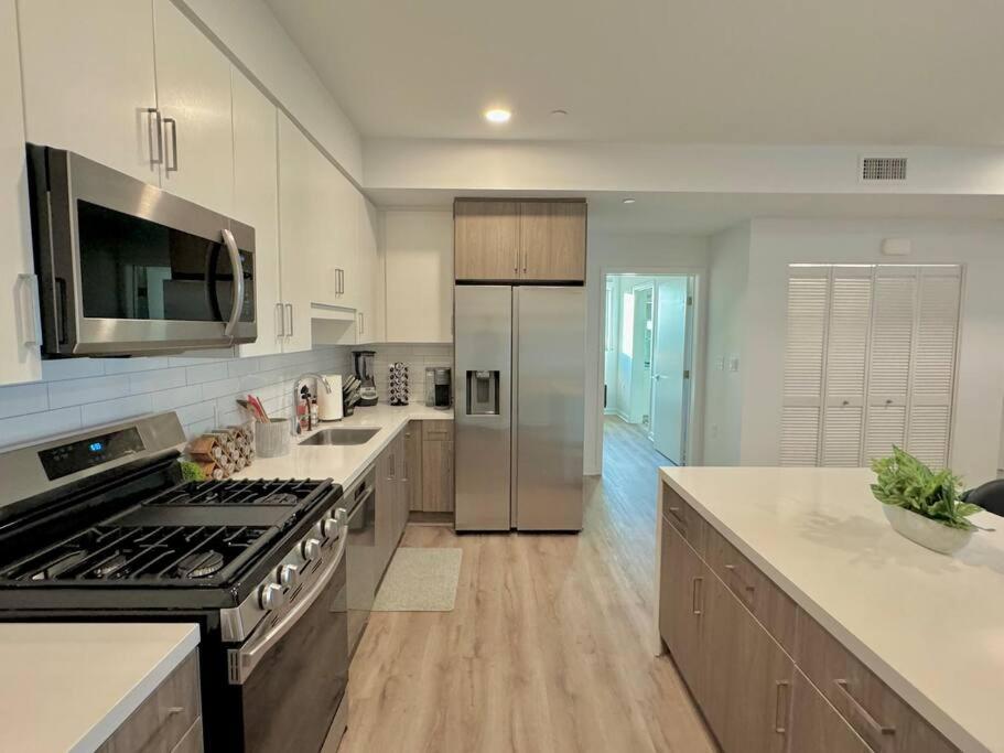 Corner 2 Bedroom 2 Bath - Balcony - Parking *