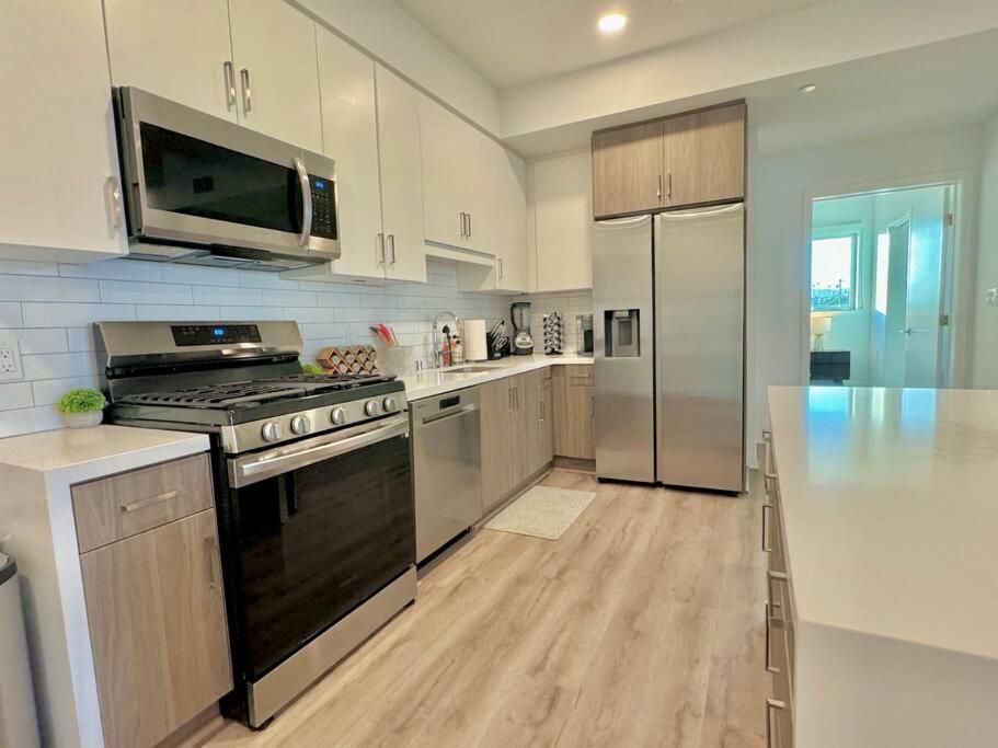 Corner 2 Bedroom 2 Bath - Balcony - Parking Apartment *