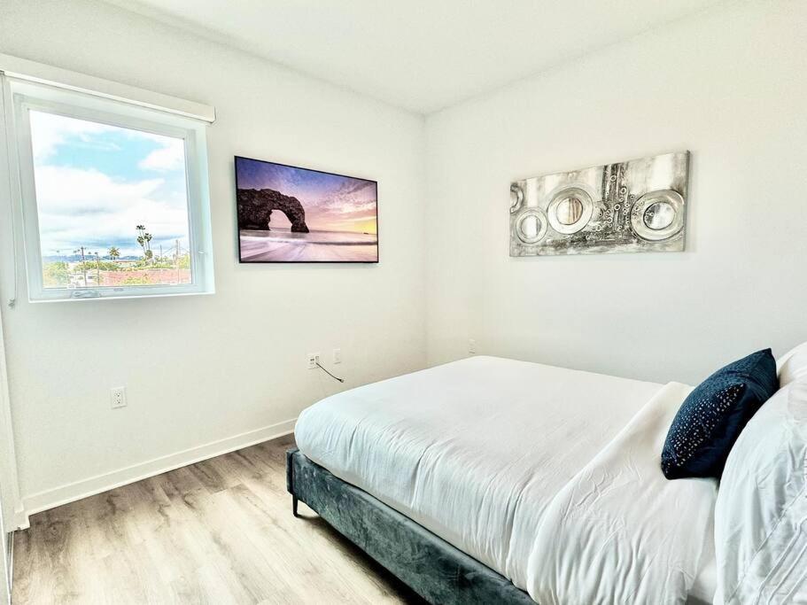 Corner 2 Bedroom 2 Bath - Balcony - Parking Apartment *