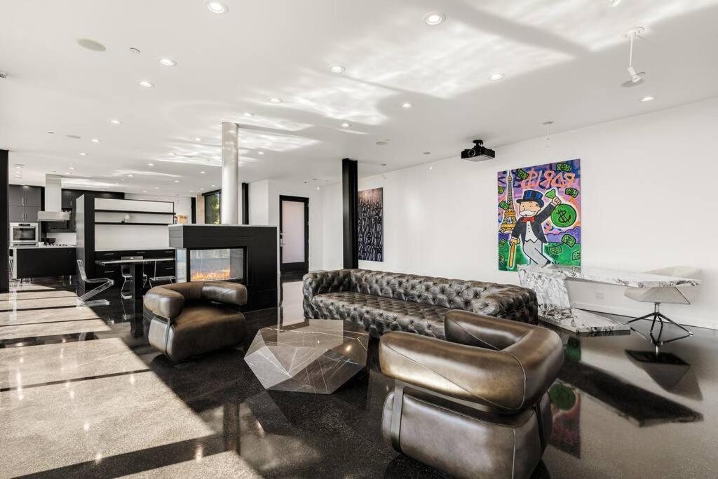 Luxurious Glass Mansion With Pool, Jacuzzi, Sauna Villa