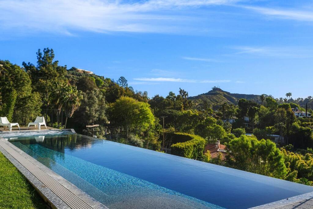 Luxurious Glass Mansion With Pool, Jacuzzi, Sauna Villa