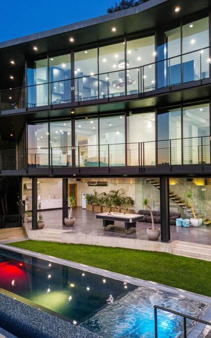 Villa Luxurious Glass Mansion With Pool, Jacuzzi, Sauna