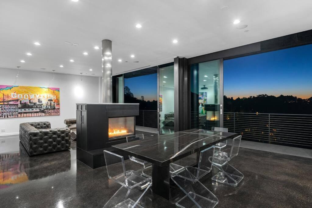 Villa Luxurious Glass Mansion With Pool, Jacuzzi, Sauna