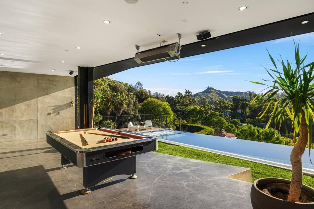 Villa Luxurious Glass Mansion With Pool, Jacuzzi, Sauna *
