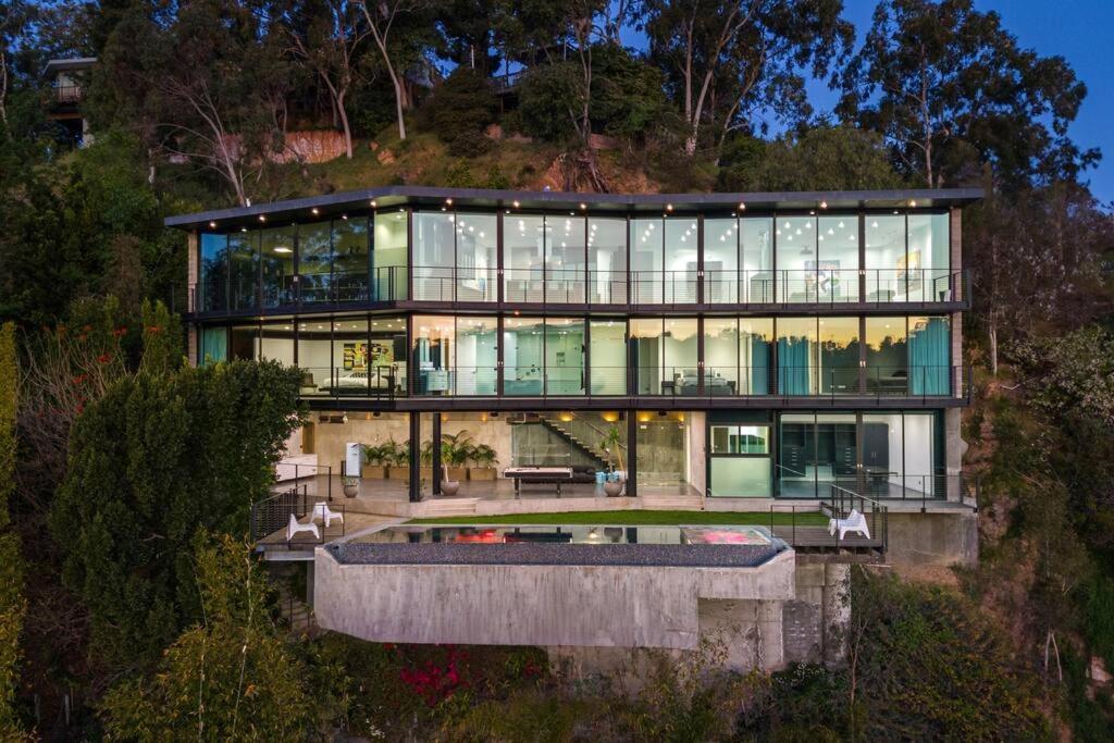 Villa Luxurious Glass Mansion With Pool, Jacuzzi, Sauna