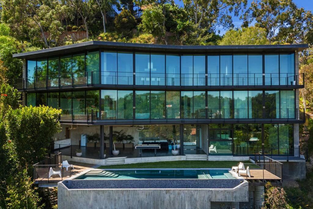 Villa Luxurious Glass Mansion With Pool, Jacuzzi, Sauna