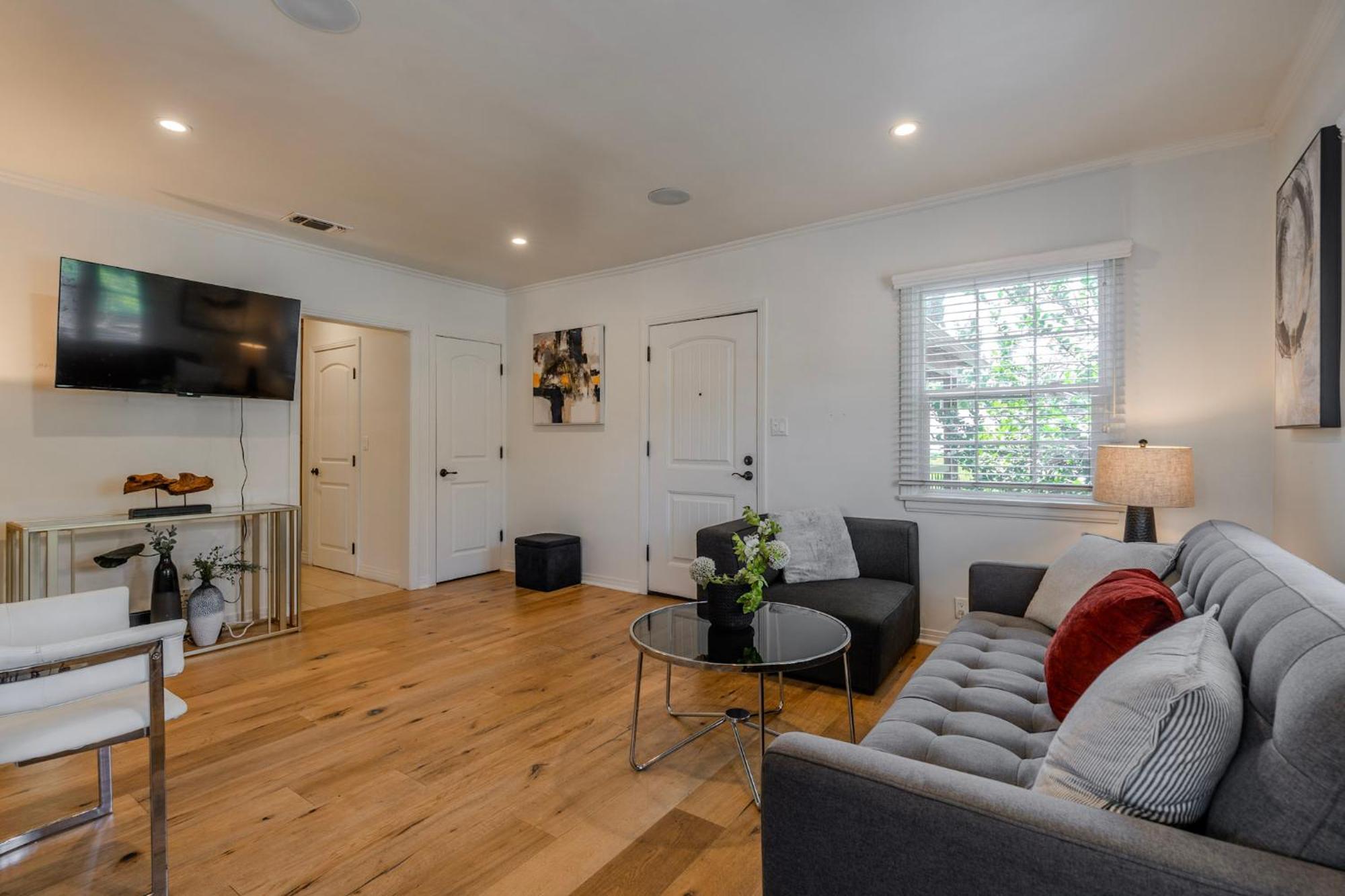 Incredible Near Universal Apartment Los Angeles