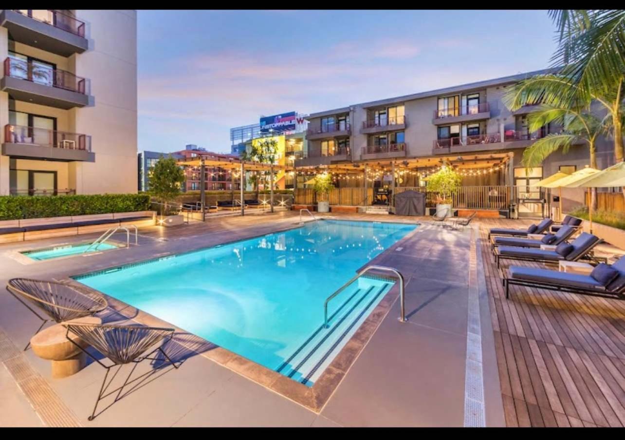 Hollywood Walk Of Fame Free Parking Pool Hot Tub Los Angeles
