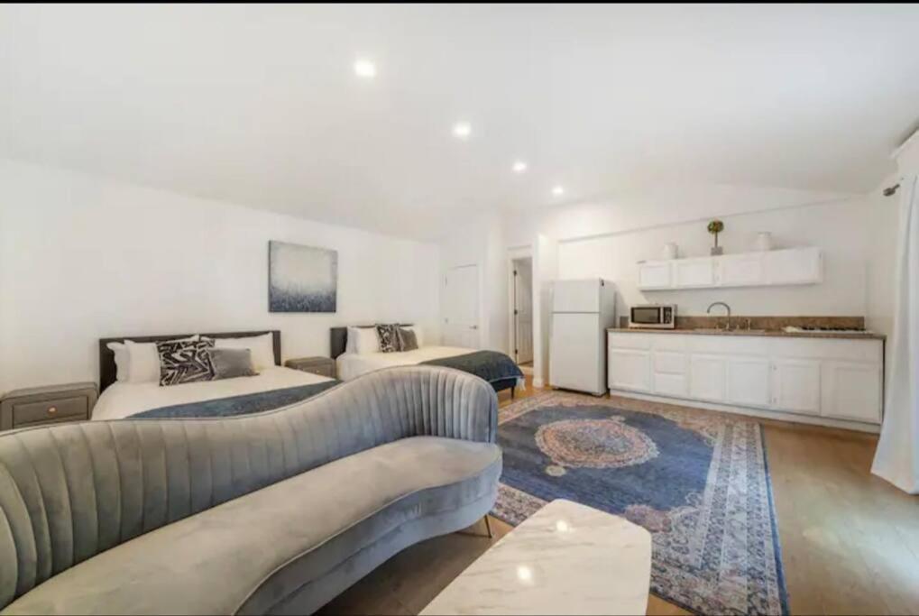 Stunning Beverly Hills Retreat 12-bed Oasis With Heated Pool, Hot Tub Holiday home *