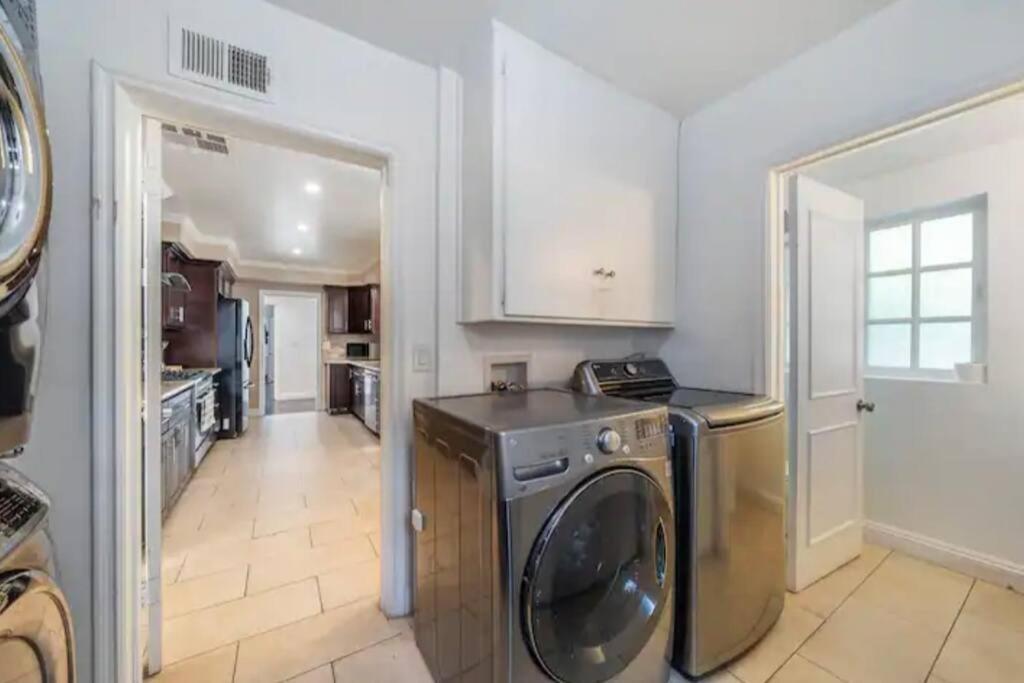 Stunning Beverly Hills Retreat 12-bed Oasis With Heated Pool, Hot Tub Holiday home Los Angeles