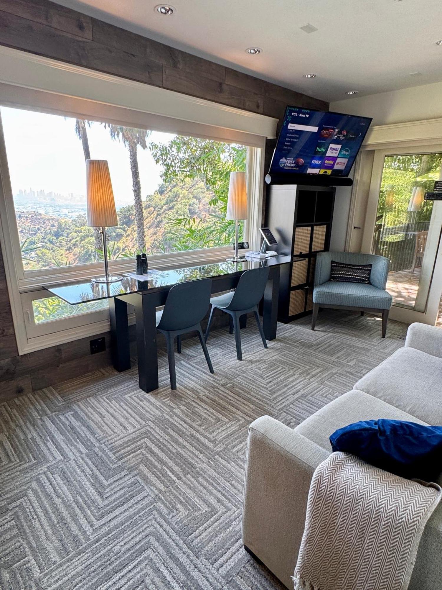 Hollywood Hills Jetliner Views At 1080 Hollywood *