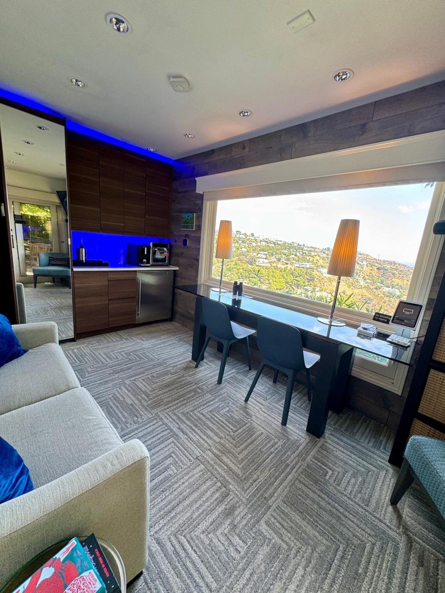 Hollywood Hills Jetliner Views At 1080 Hollywood Los Angeles