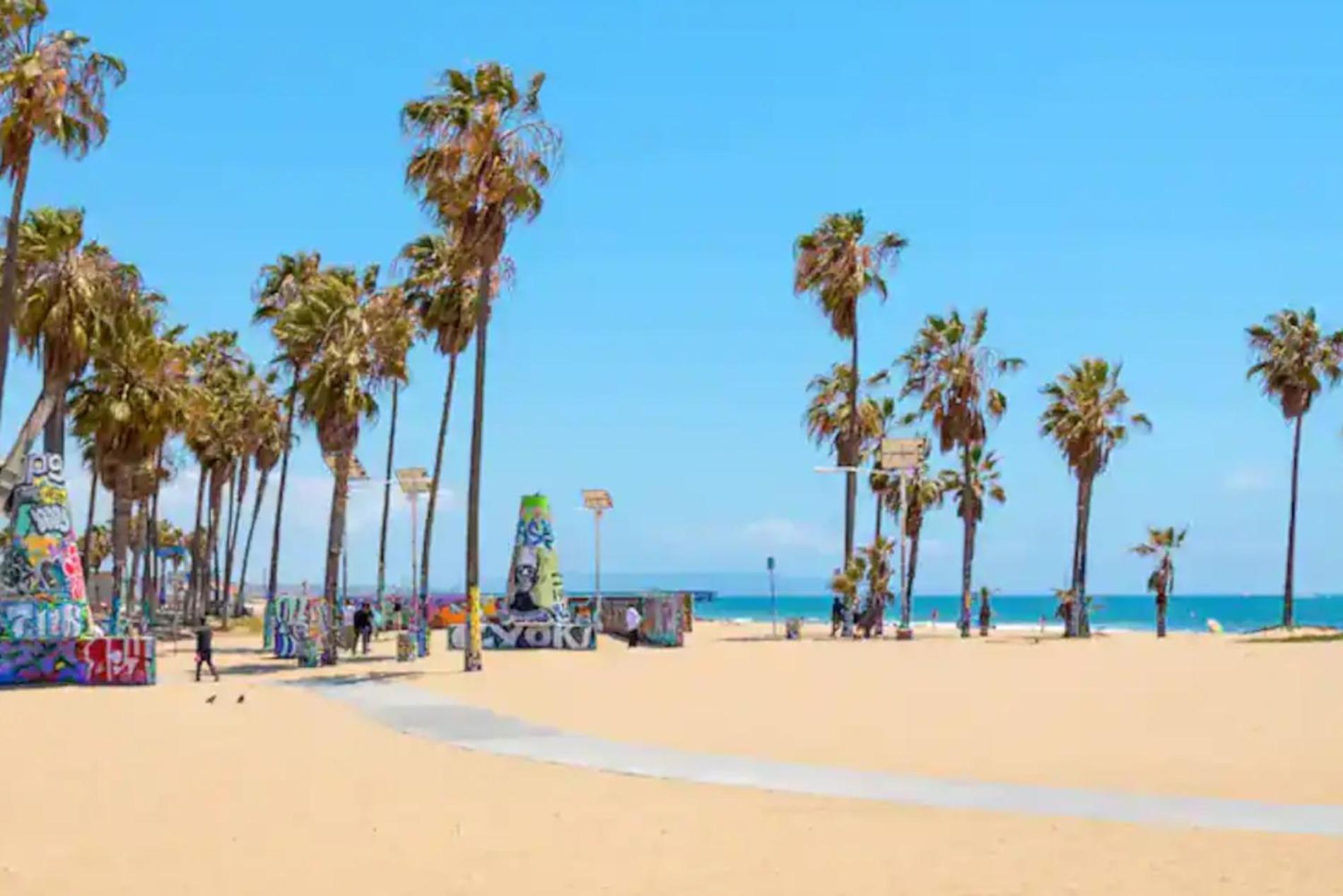 Beachside L Free Parking!