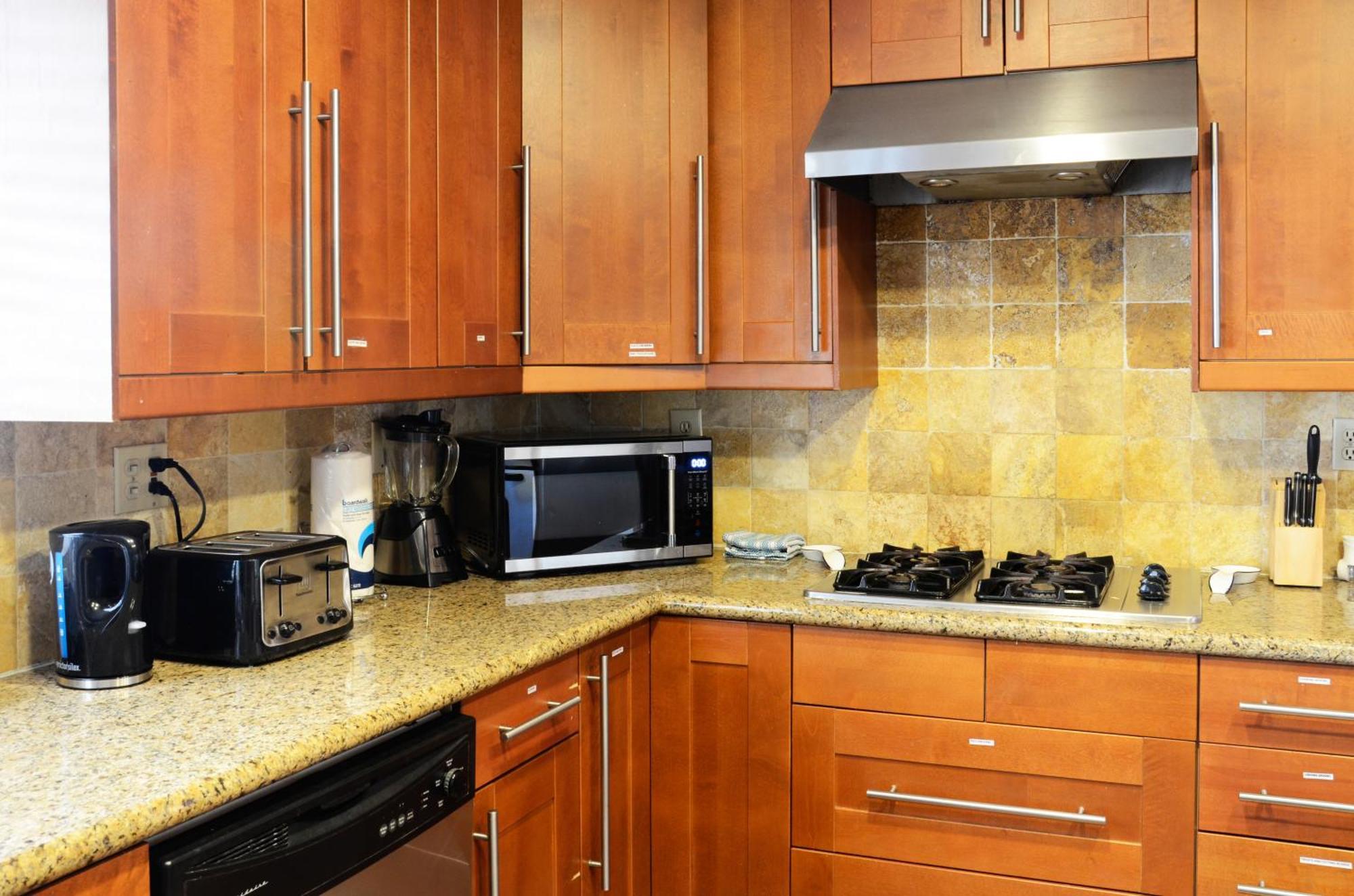 Valley Gem, Spacious 5 Bedroom 3 Bath, Sleeps 11 Holiday home Los Angeles