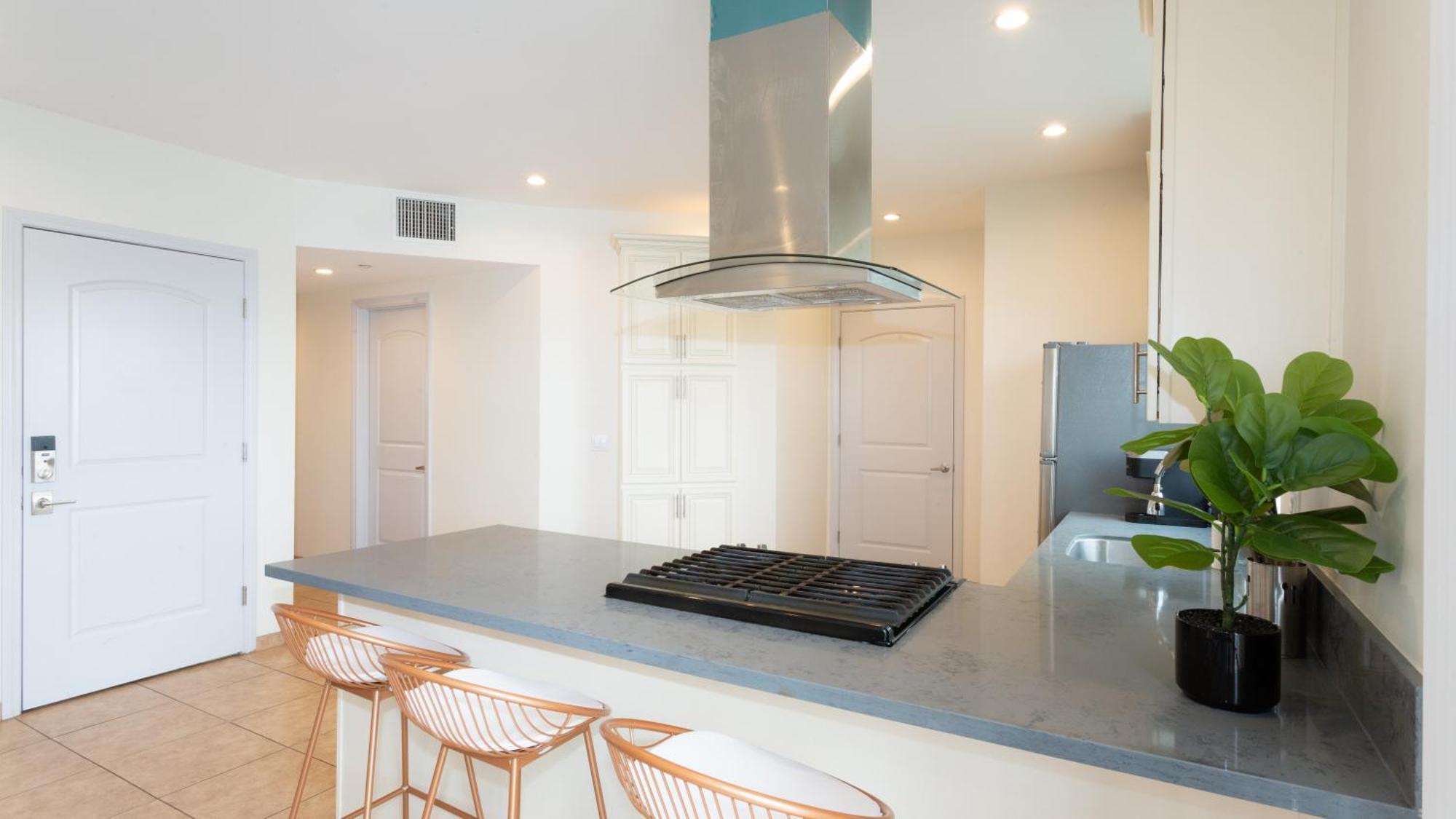 Three-bedroom Hollywood *