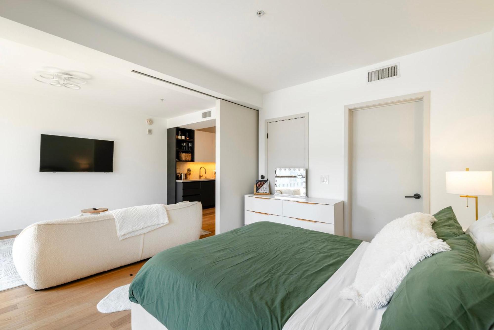 Hollywood Luxury Apartment