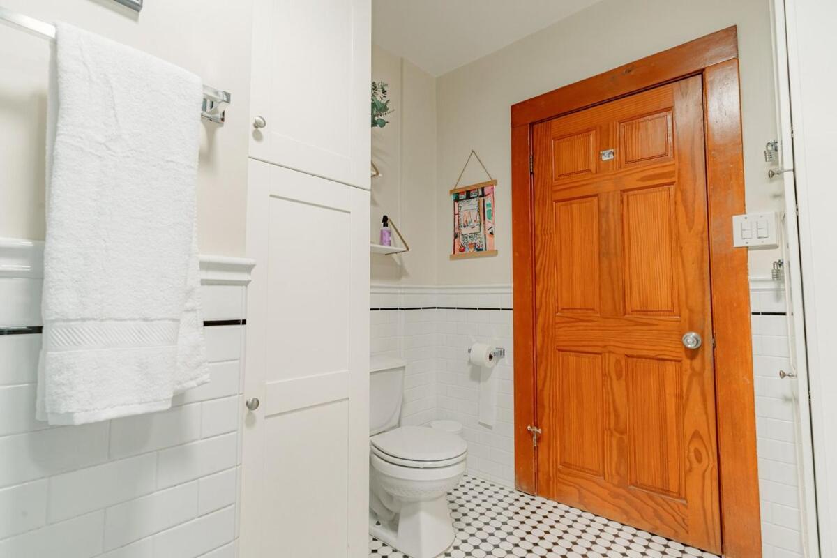Cozy 3 Bedroom Hollywood Home- Quick Walk To Tourist Spots! Holiday home Los Angeles