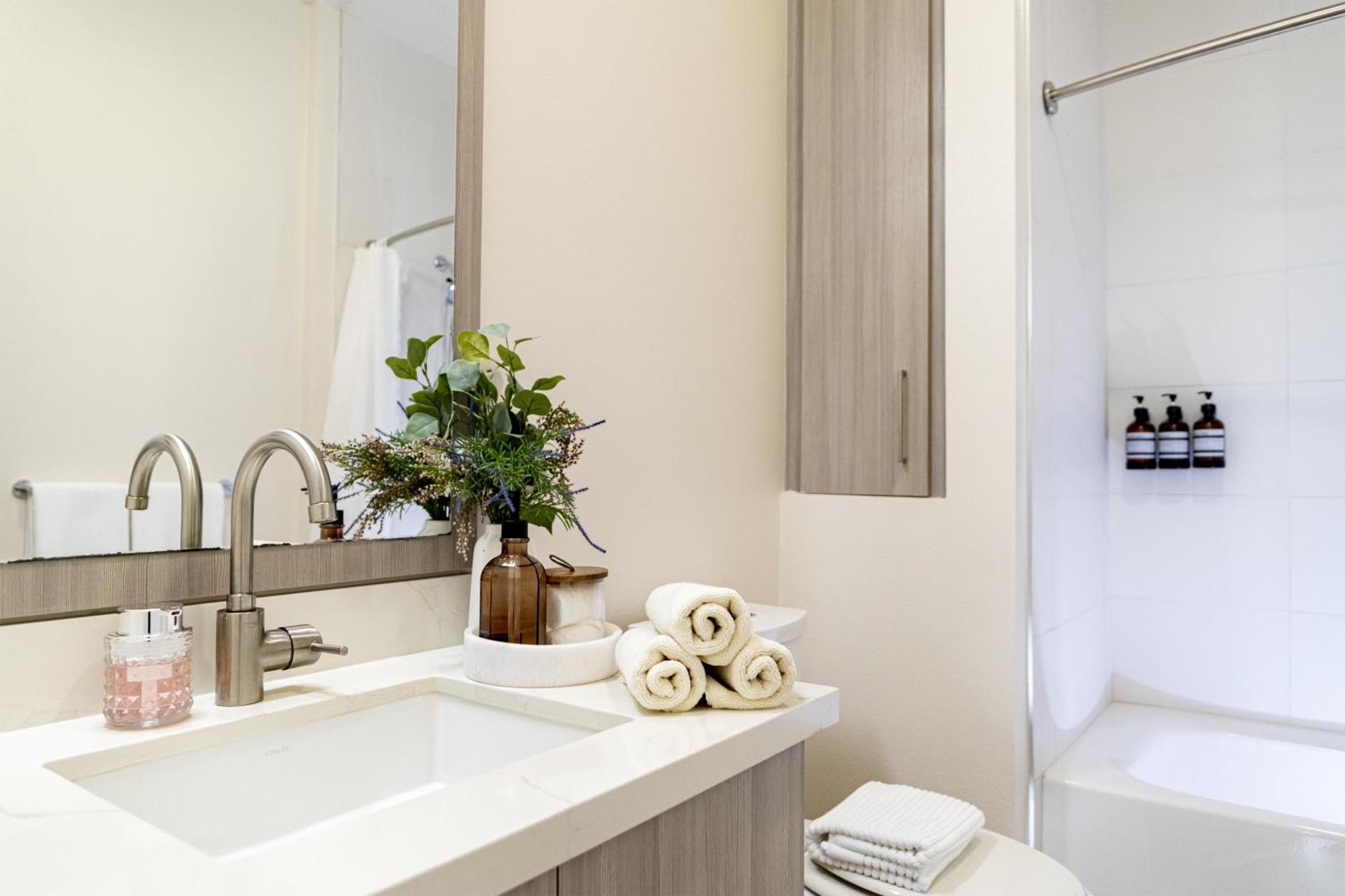 Bright Lights Downtown Apartment *