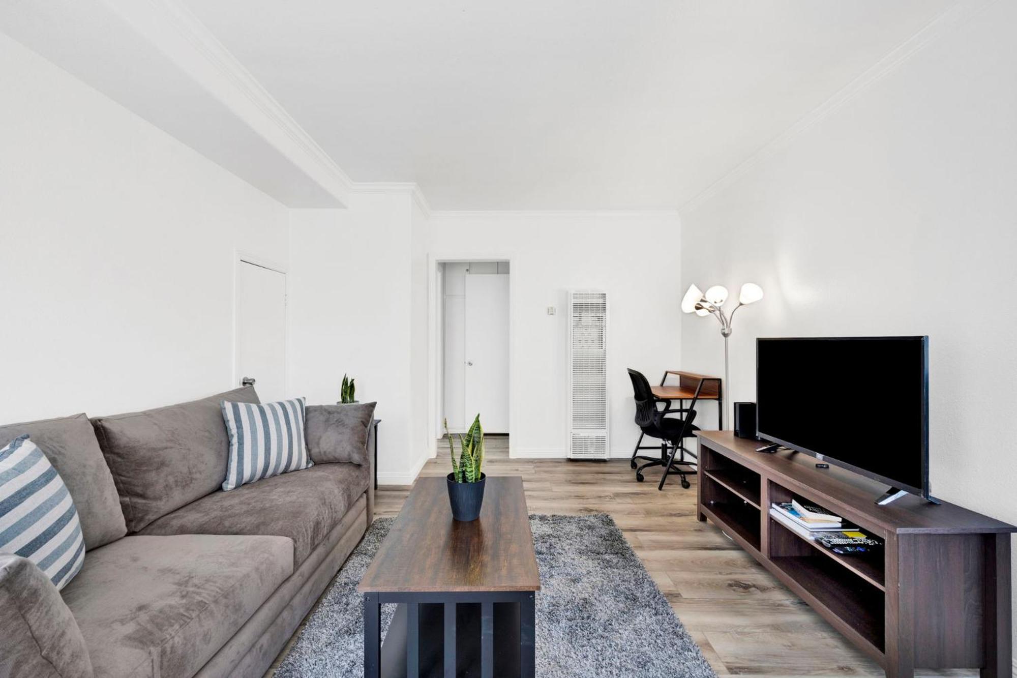 Cozy Elegant Oasis With Parking