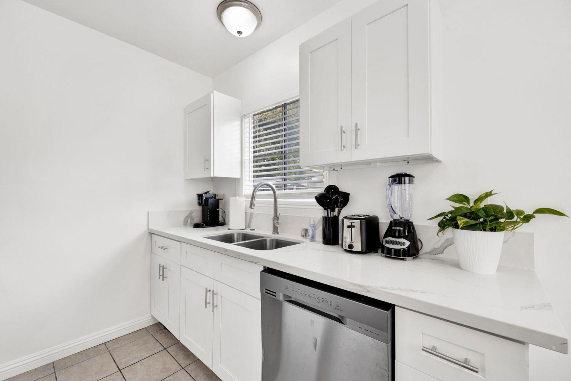 Cozy Elegant Oasis With Parking Apartment *