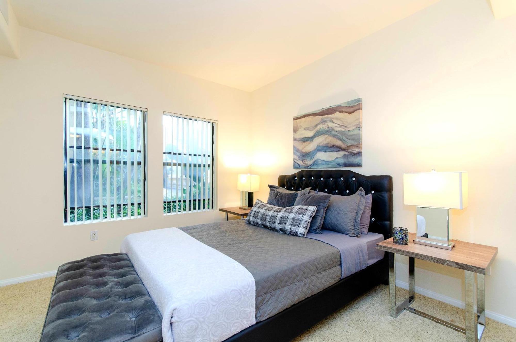 Apartment Stylish And Spacious 2 Bedroom Central Location *