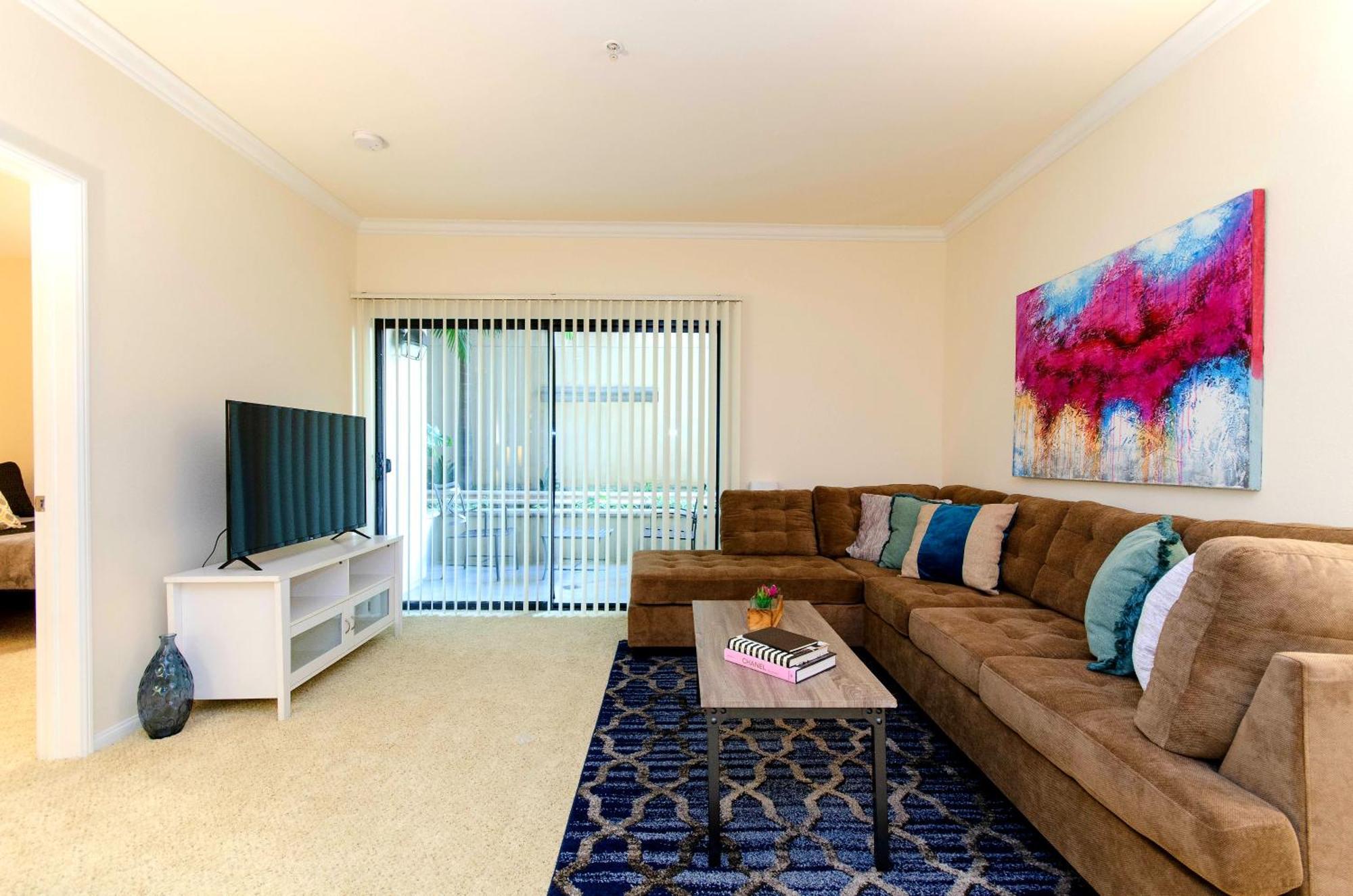 Apartment Stylish And Spacious 2 Bedroom Central Location *