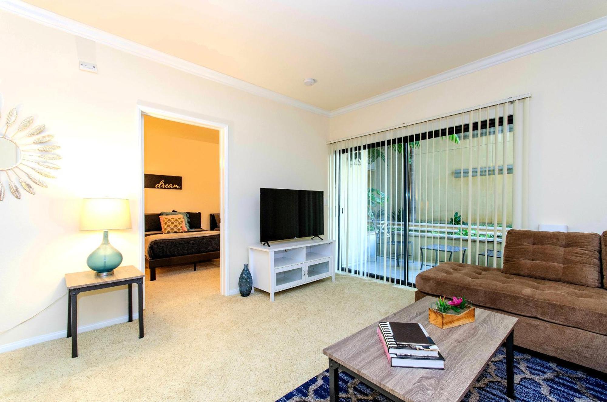 Stylish And Spacious 2 Bedroom Central Location * Los Angeles