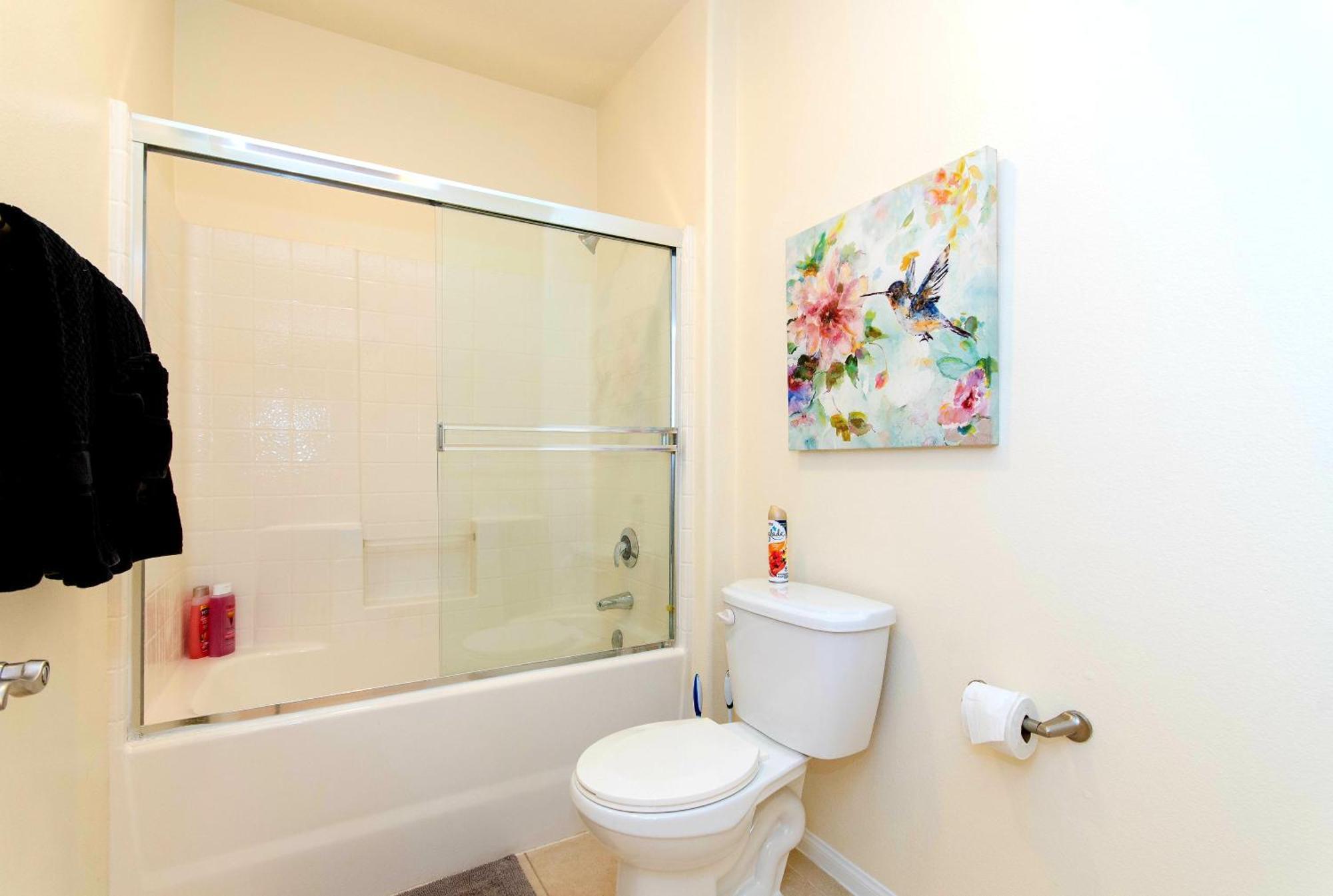 Stylish And Spacious 2 Bedroom Central Location Apartment *
