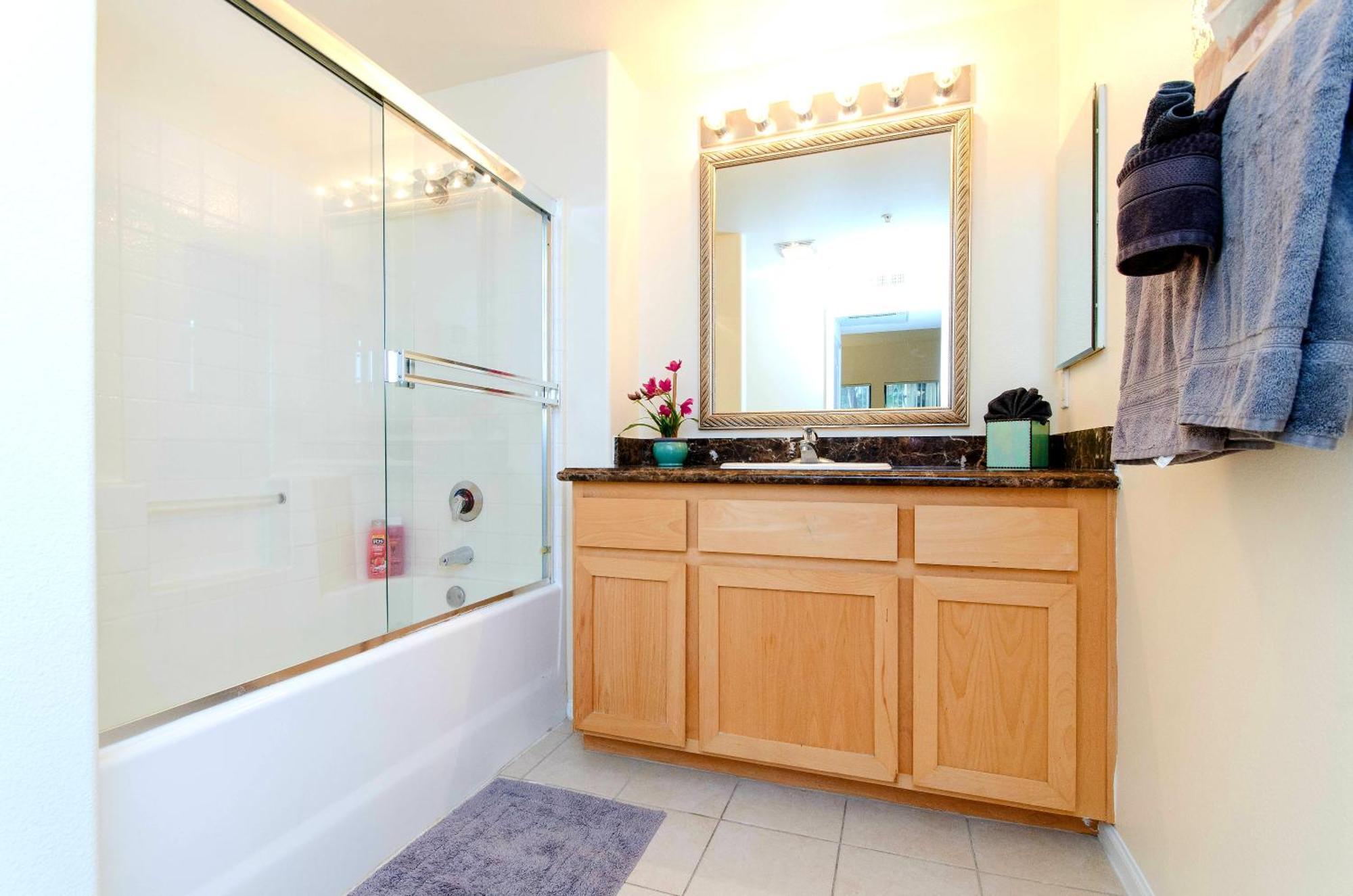 Apartment Stylish And Spacious 2 Bedroom Central Location *