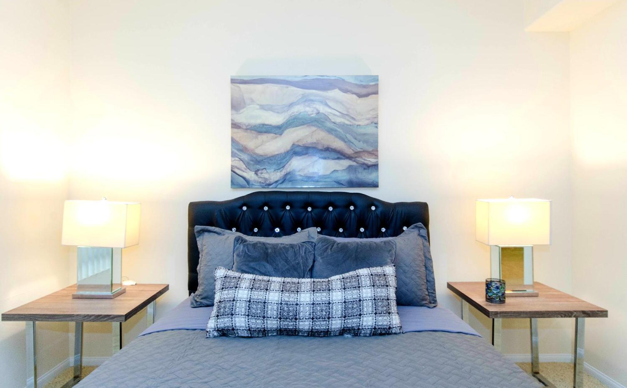 Apartment Stylish And Spacious 2 Bedroom Central Location *