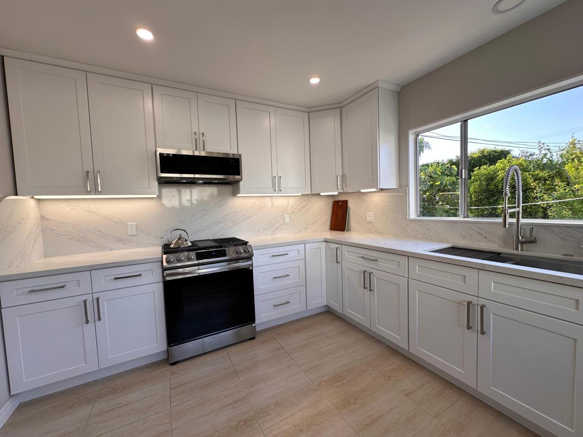 Newly Remodelled Angeles House With Access To Pool Holiday home *