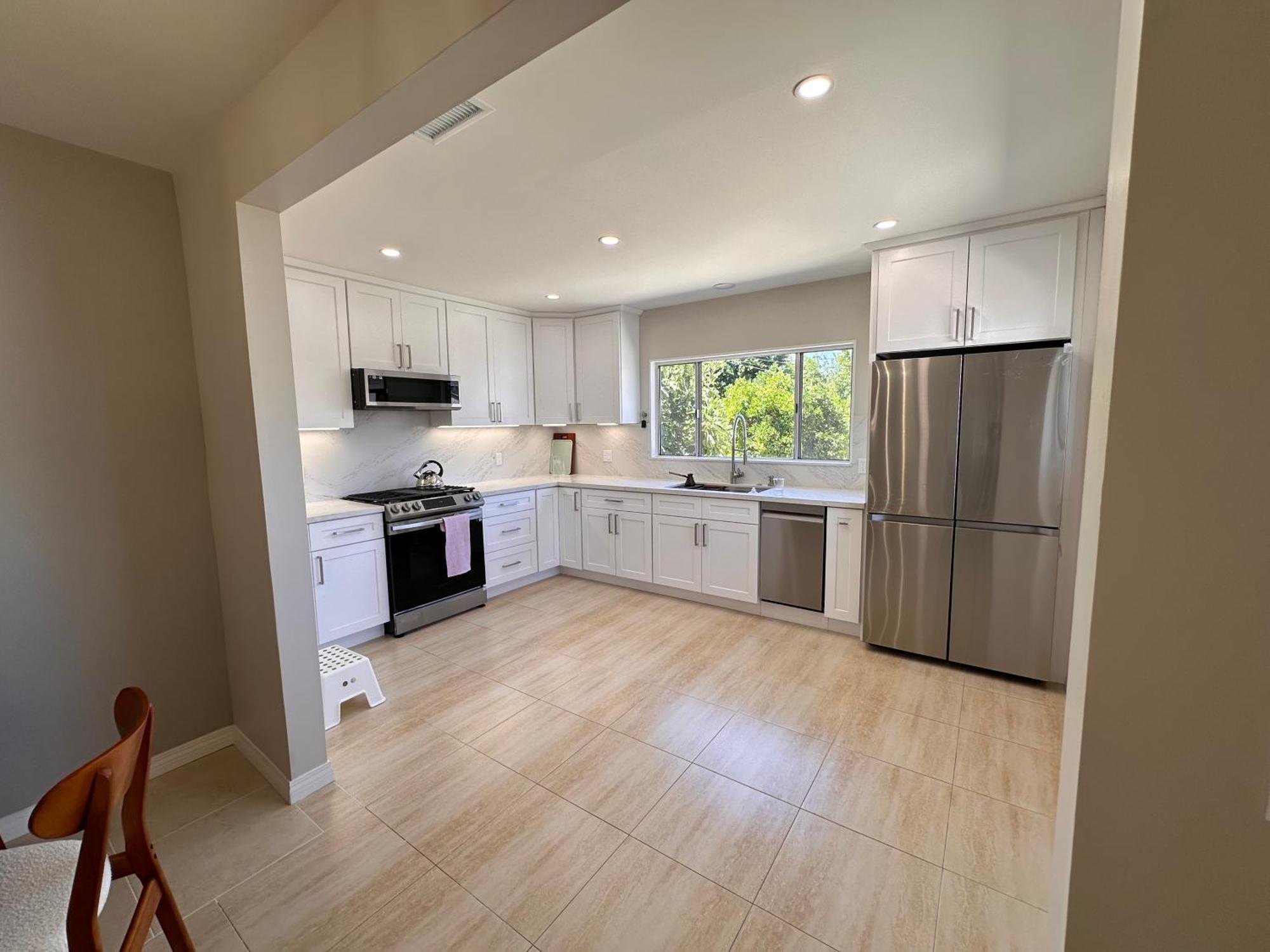 Newly Remodelled Angeles House With Access To Pool Holiday home *