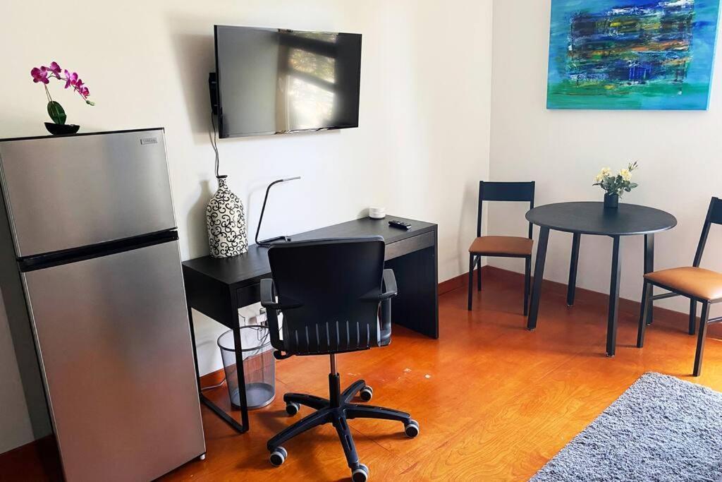 Lovely One Bedroom In Encino Village * Los Angeles