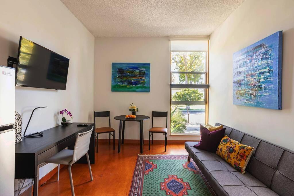 Lovely One Bedroom In Encino Village *