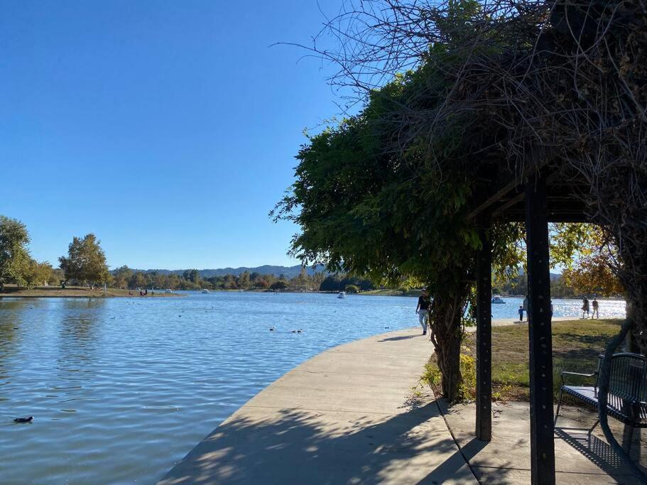 Lovely One Bedroom In Encino Village Apartment *