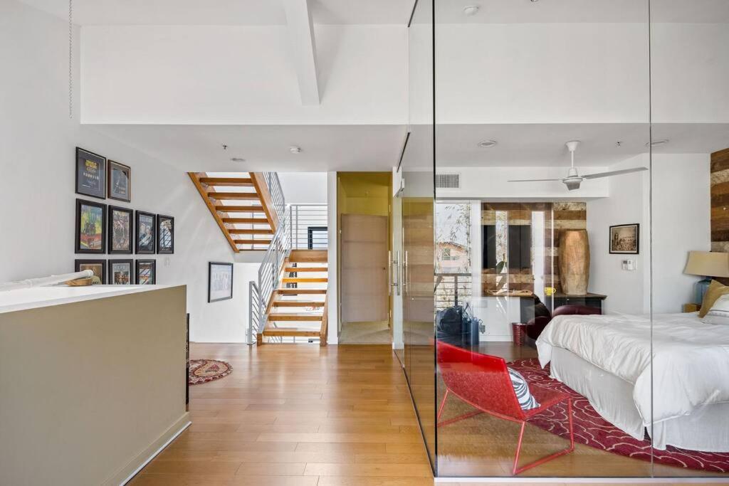 Casa de férias Luxurious 4-story Loft With Rooftop Perch *