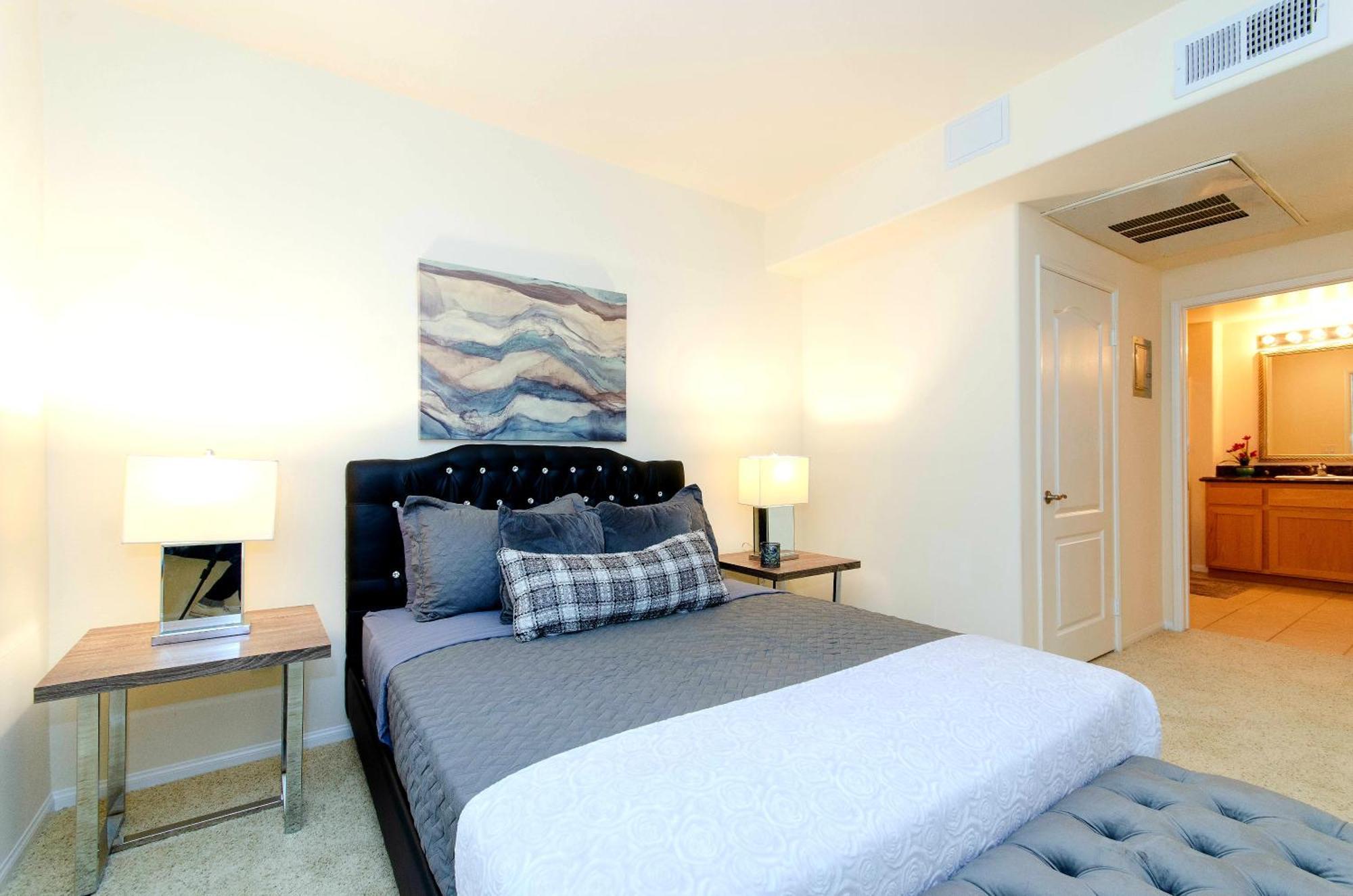 Stylish And Spacious 2 Bedroom Central Location * Los Angeles