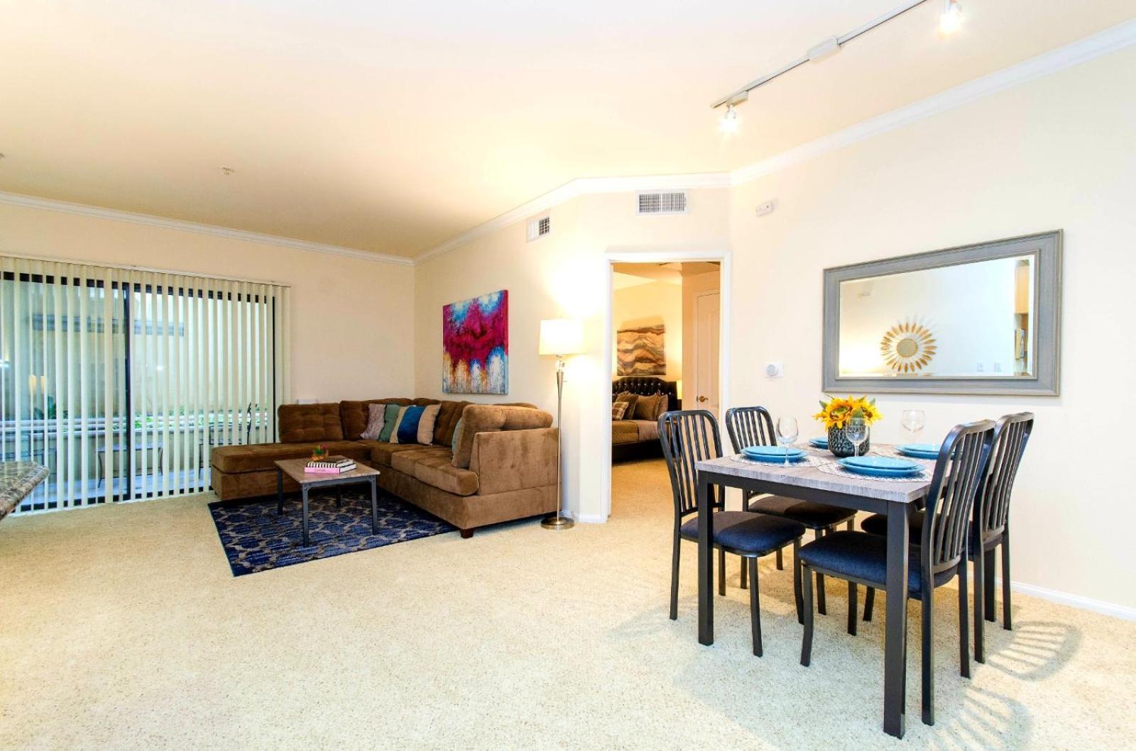 Apartment Stylish And Spacious 2 Bedroom Central Location *