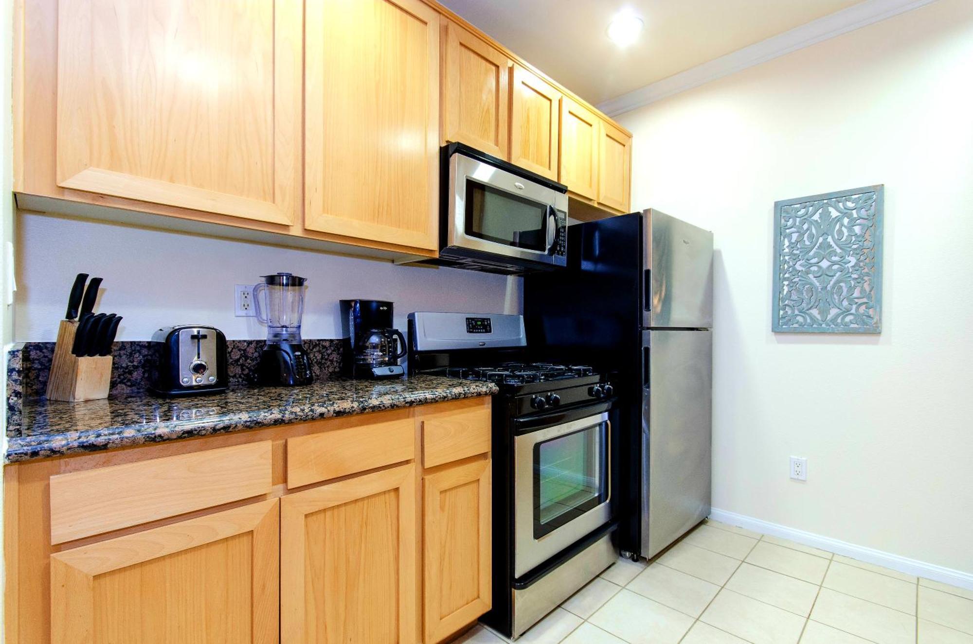 Stylish And Spacious 2 Bedroom Central Location Apartment *