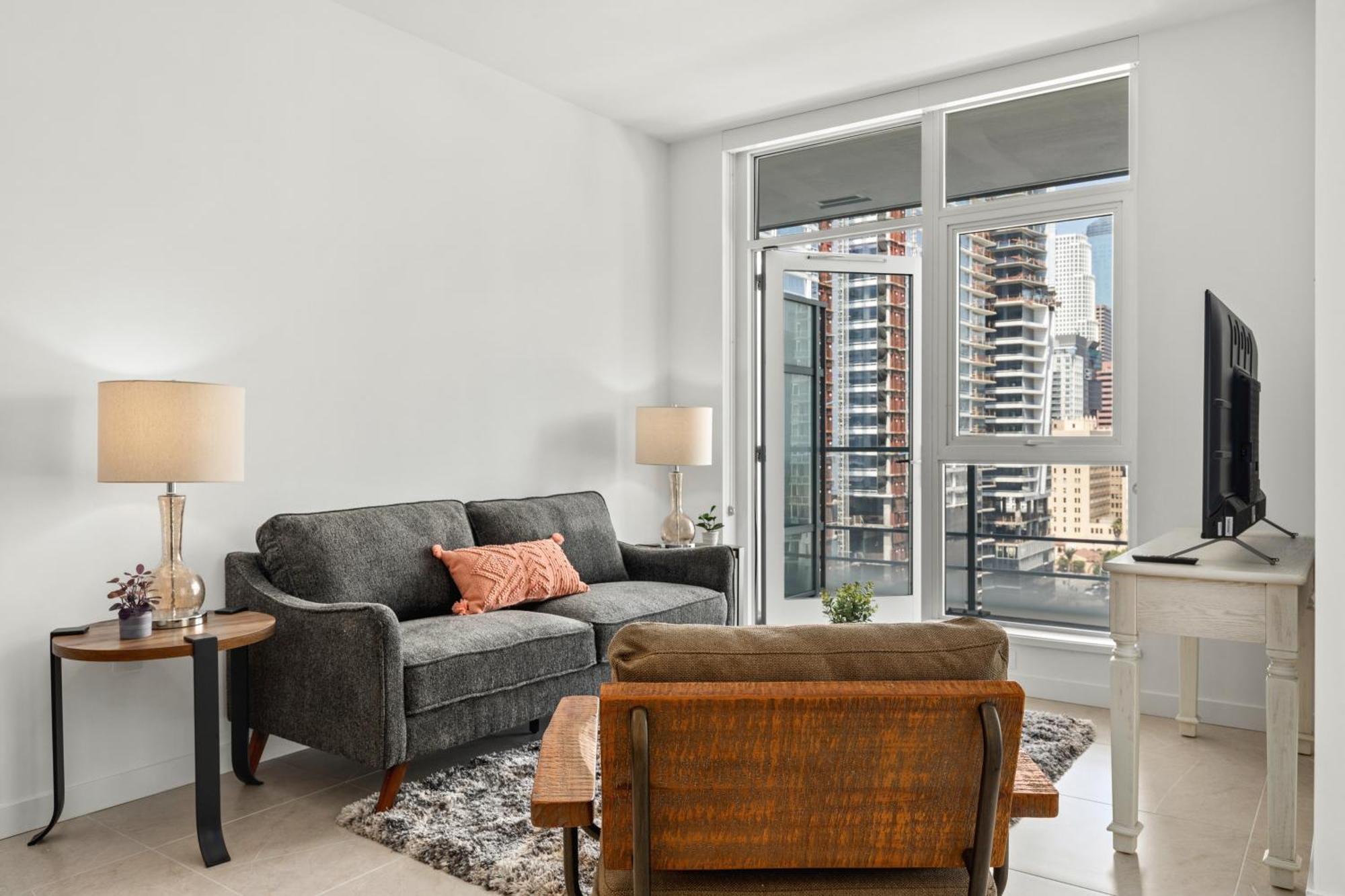Monthier Suite, Flower & Crypto Arena, Angeles Apartment *