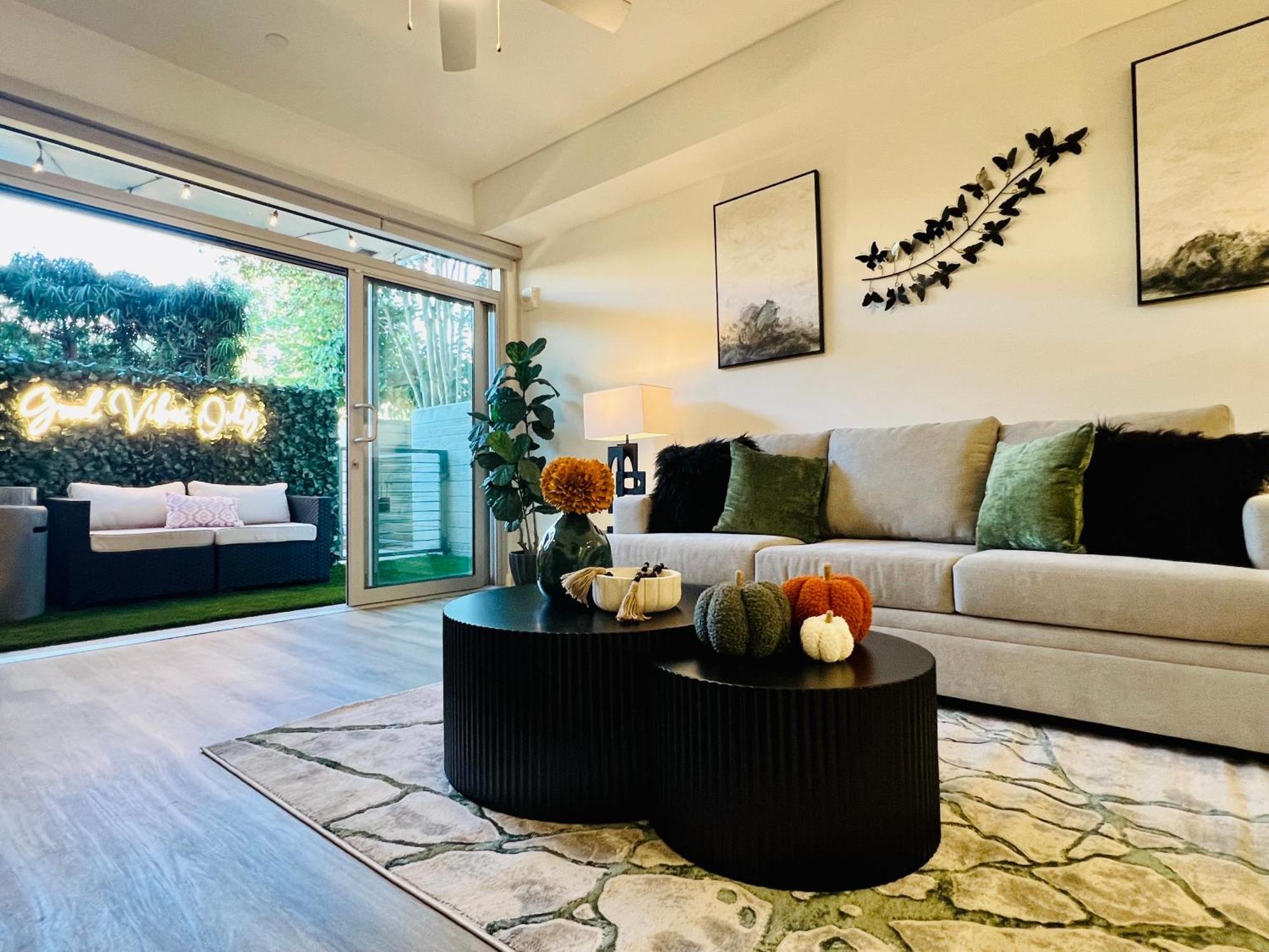 Luxury Open Bd W Pool, Parking, & Wd 133 *