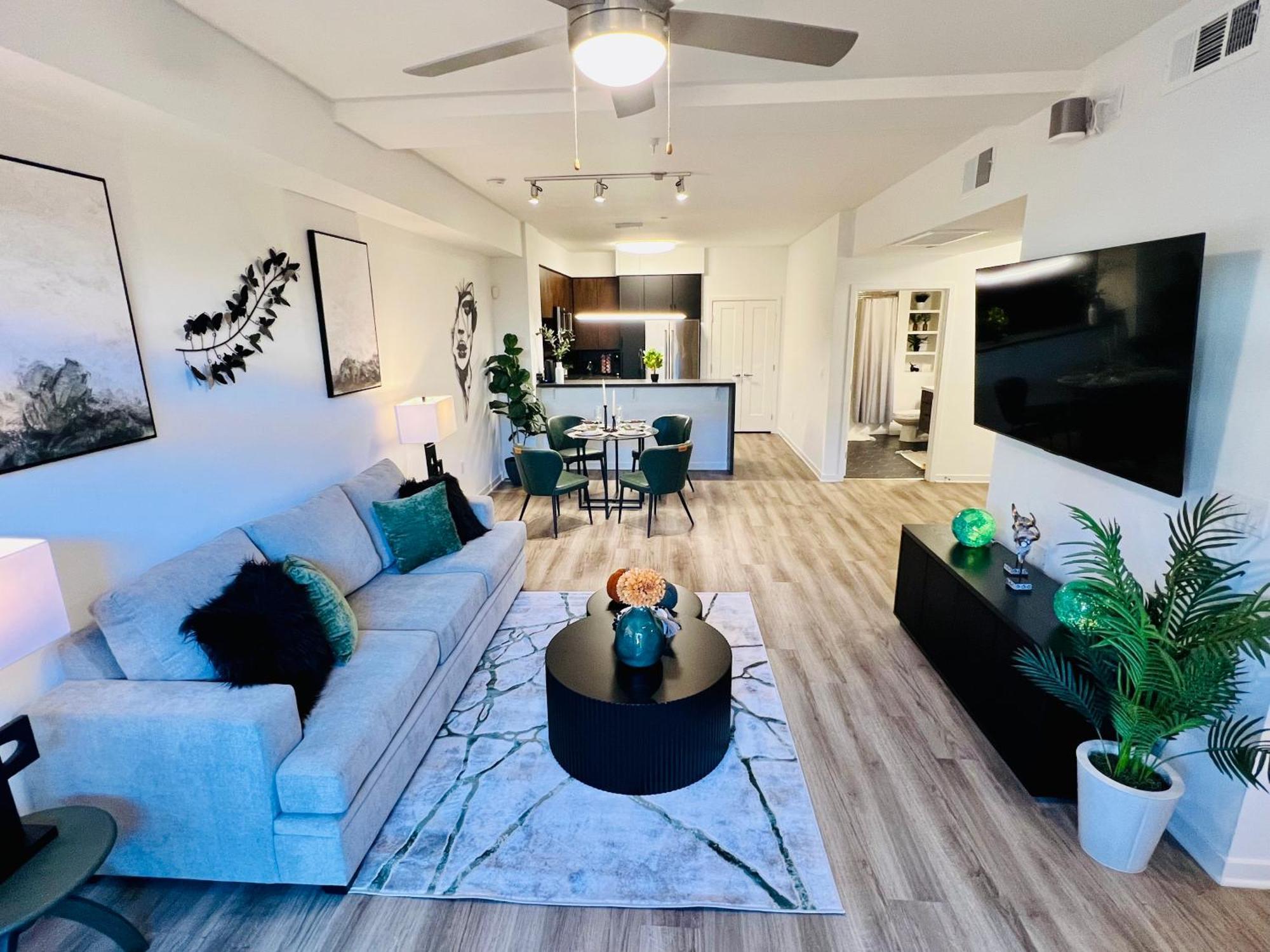 Luxury Open Bd W Pool, Parking, & Wd 133 *