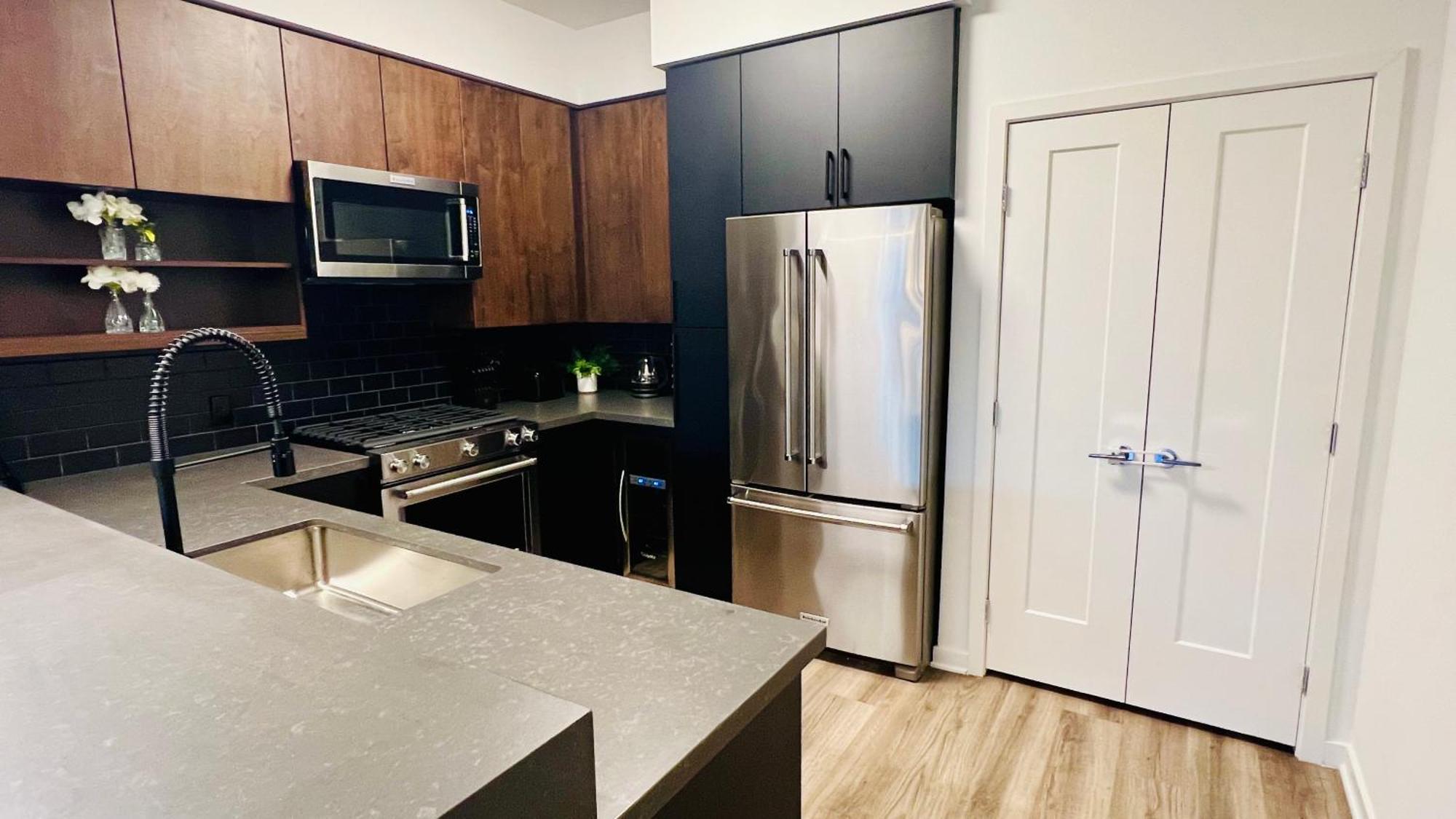 Luxury Open Bd W Pool, Parking, & Wd 133 *