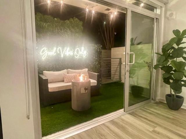 Luxury Open Bd W Pool, Parking, & Wd 133 *