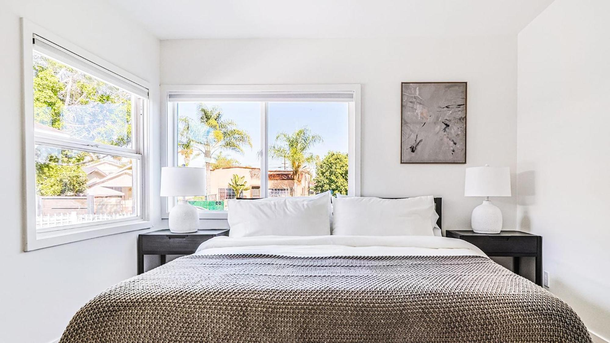 Renovated 5br Amazing Location *