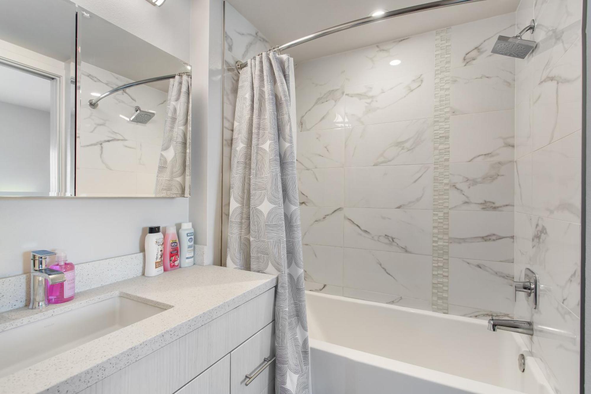 Capsule hotel Luxury 2 Bedroom At The Heart Of Melrose Boulevard *